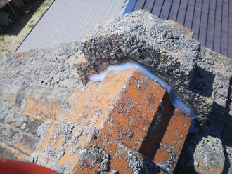 棟瓦と鬼瓦にはシーリング材を充填しました