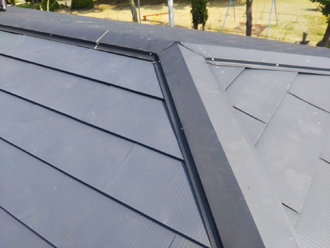 仕上げに棟を納めて屋根カバー工事が完了