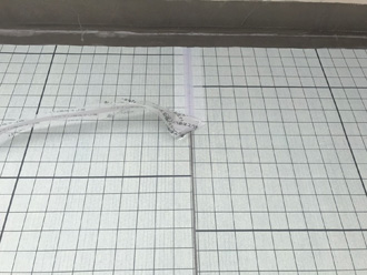 通気緩衝シートの継ぎ目にはジョイントテープを貼ります