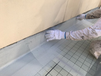 立ち上がりにメッシュテープを貼る