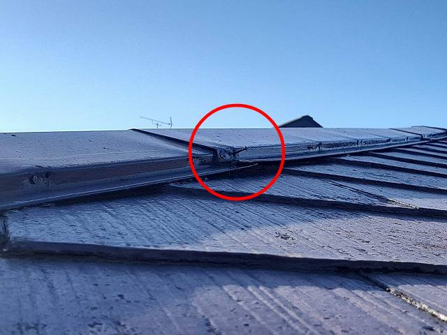 棟板金を止めている釘が抜けかけている