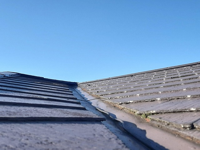 隙間のない重なった屋根材