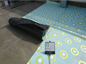 通気緩衝シートの貼り付け