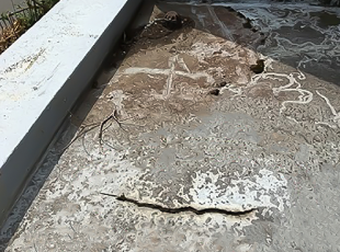 ひび割れた防水層