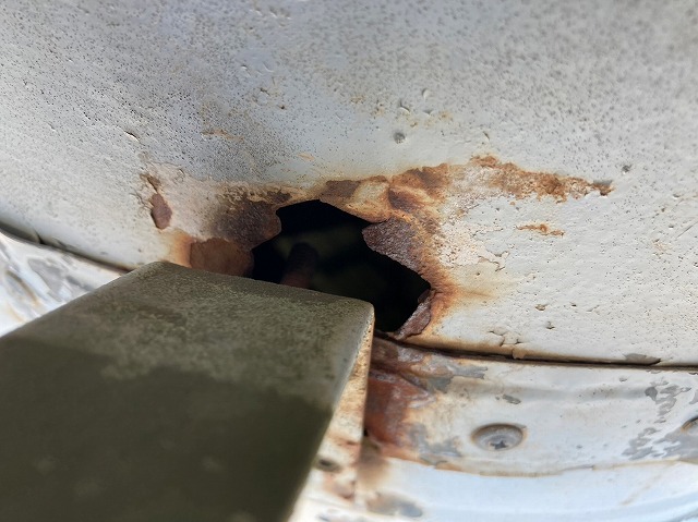 錆て穴が空いている