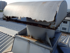 錆びてボロボロのベンチレーター