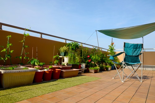 敷物を敷いたベランダ