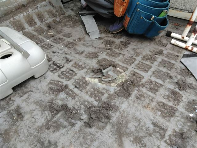 マットwお剥がすとシート防水がめくれていた