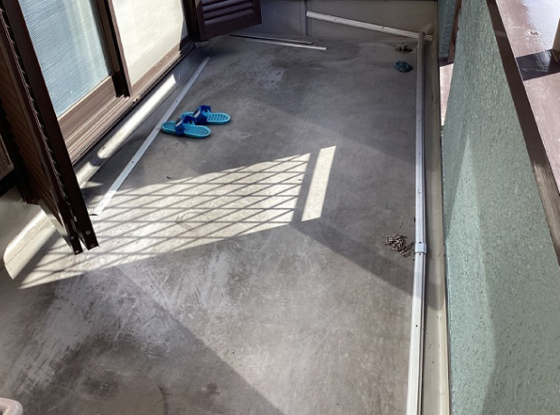 ベランダ床が薄汚れ、傷も所々見られます