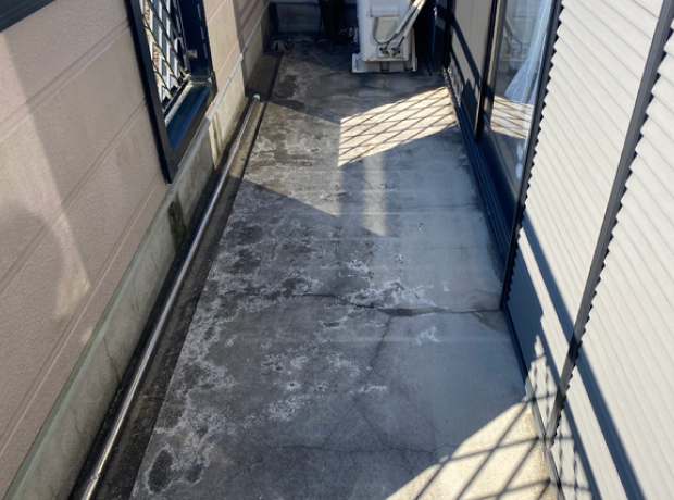 バルコニーの床に大きなクラックができています