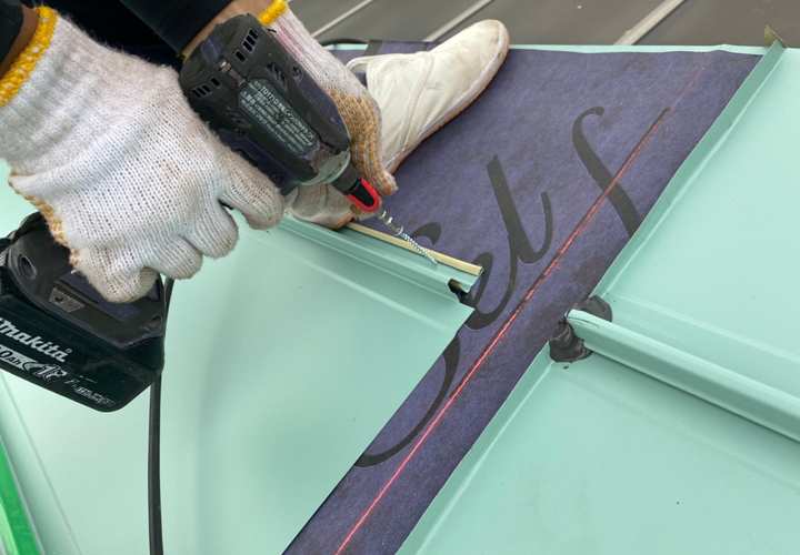 新しい屋根材を設置している様子