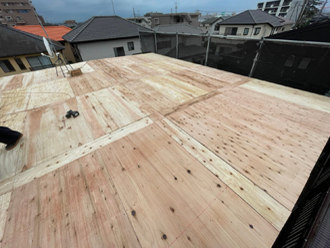 新しい野地板を敷設した様子