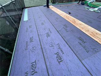 敷設された防水紙の様子