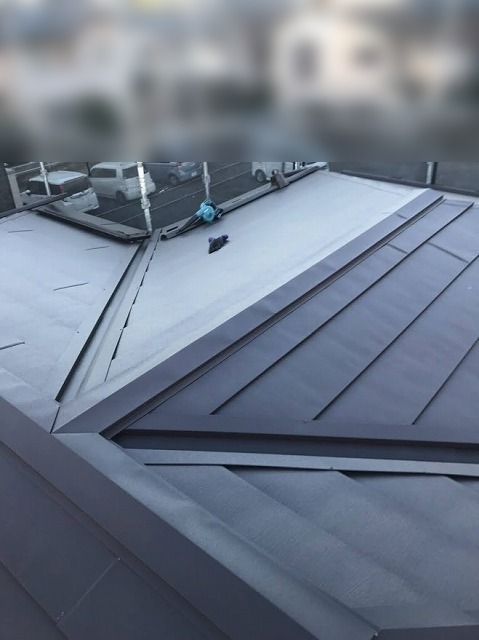 屋根カバー工事が完了した屋根