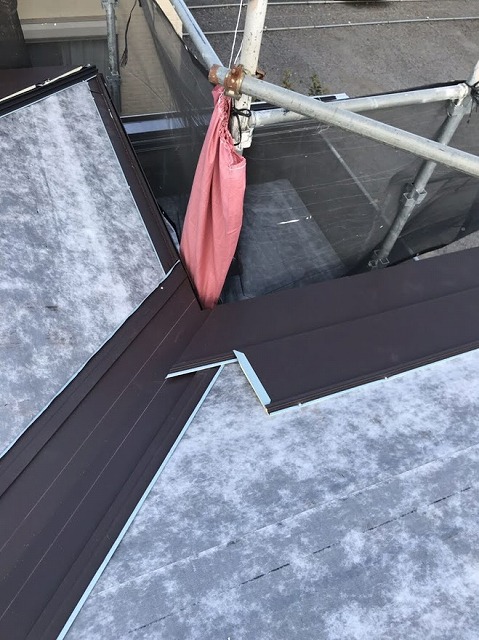 施工中の屋根材