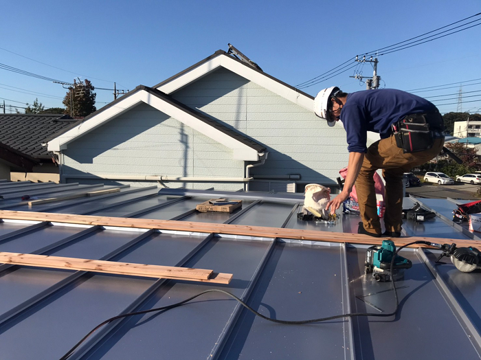 縦葺き屋根の施工