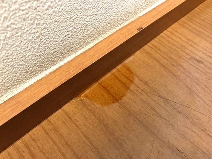 床が濡れるのは雨漏り？原因と応急処置