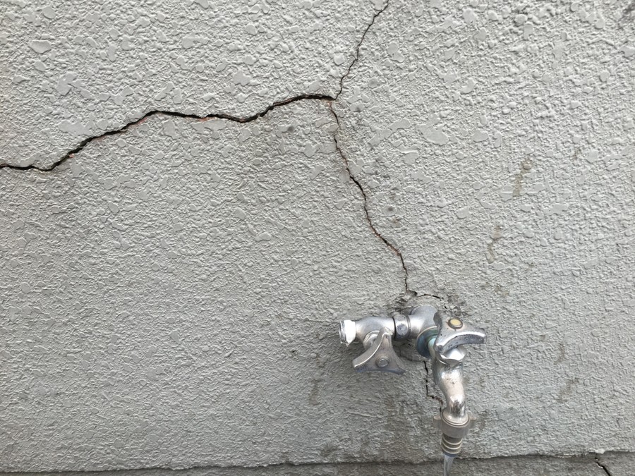 外壁のヒビ