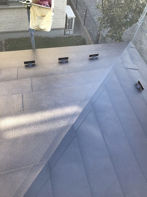 希望に合わせて設置された屋根の雪止め